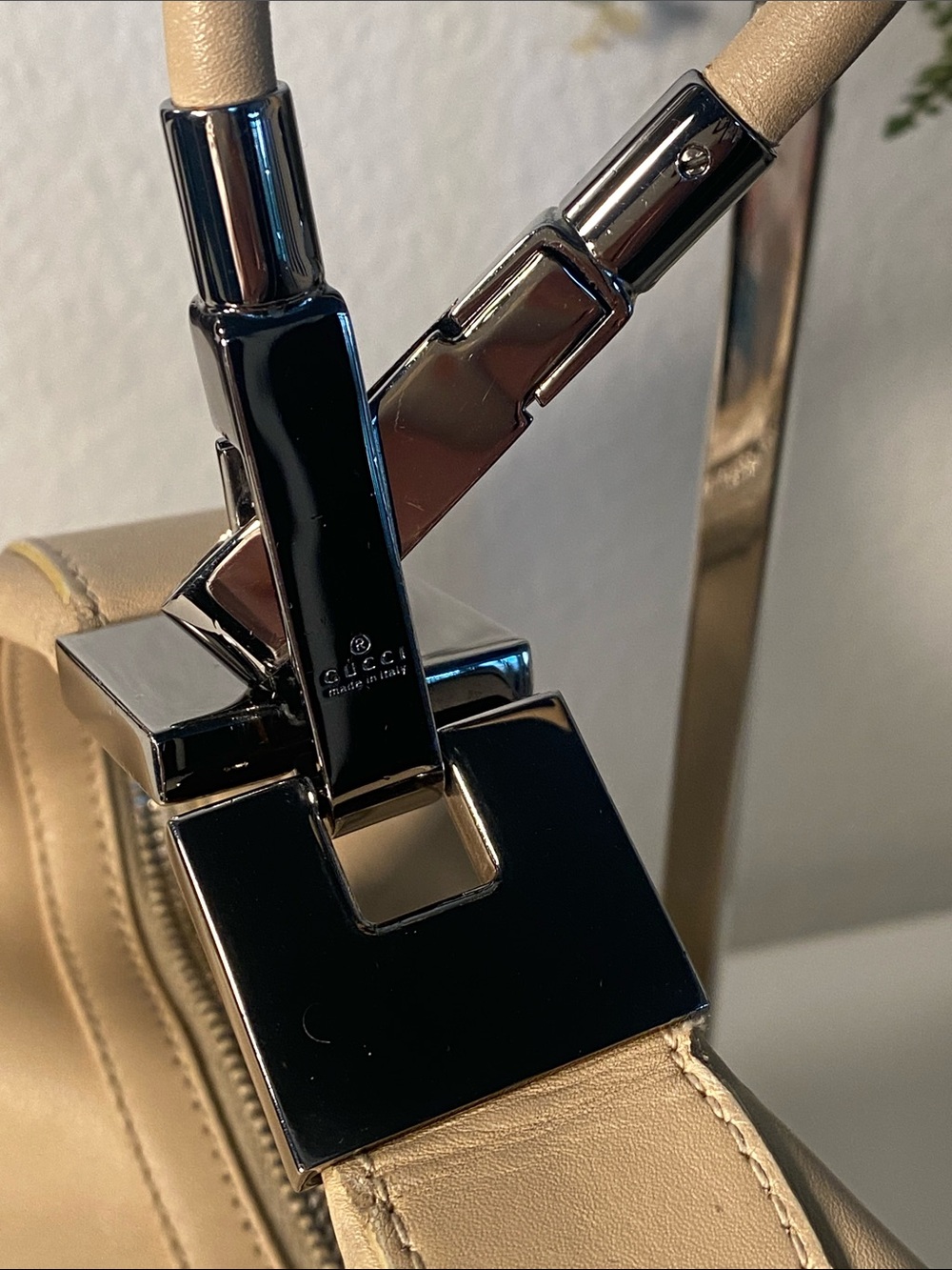 GUCCI 1990’s Tom Ford Calfskin Leather Shoulder Bag In Ivory - Picture 8 of 17
